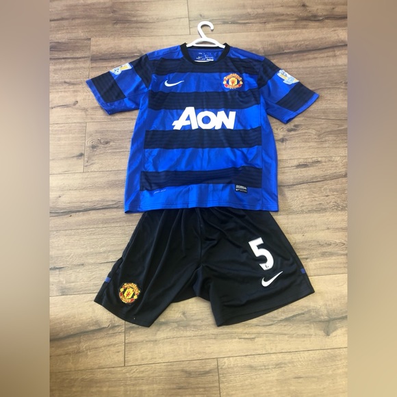 MANCHESTER UNITED NIKE SOCCER JERSEY 2010-2011 set with shorts size small - Picture 7 of 8